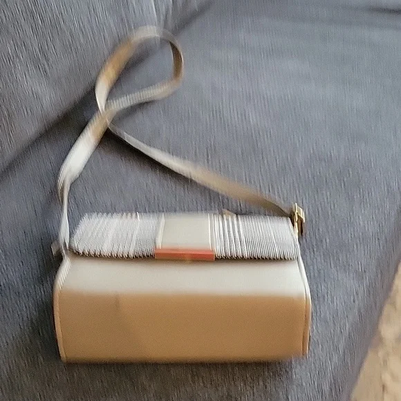 Handbags - Picture 8 of 8